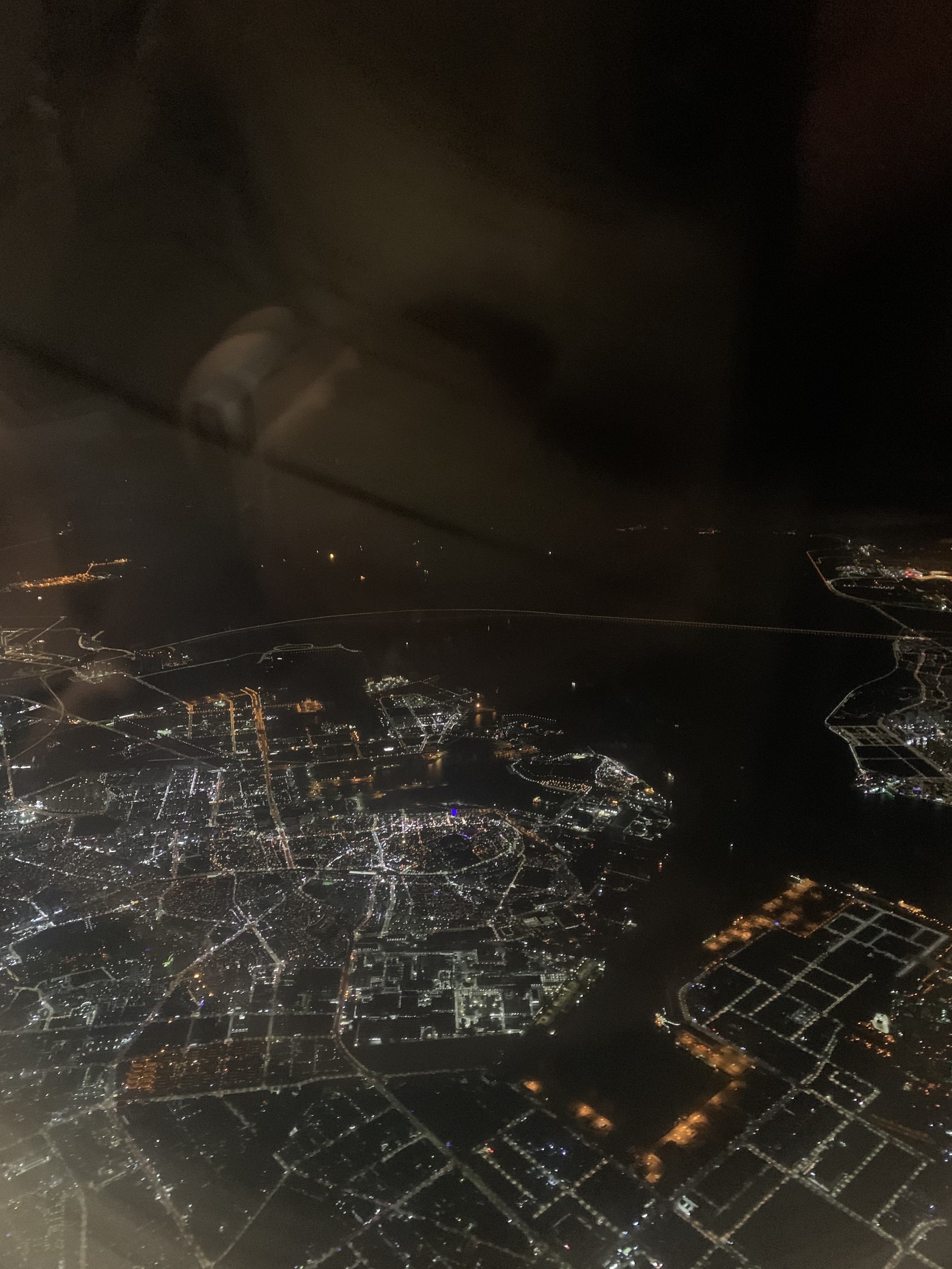 비행기 안에서 창밖을 내려다보는 사진